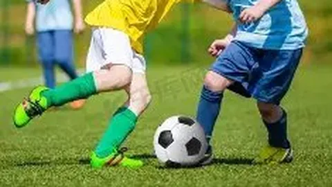 《范戴克巅峰对决：迎战当代顶级边锋，布拉德利展现超凡风采》